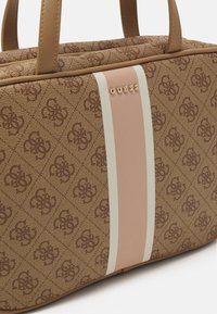 Guess TRAVEL CASE - Mosózsák - latte logo