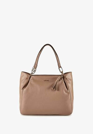 Sac à main en cuir marron avec doubles poignées, ferrures dorées, détail pompon et petit logo de marque embossé sur le devant.