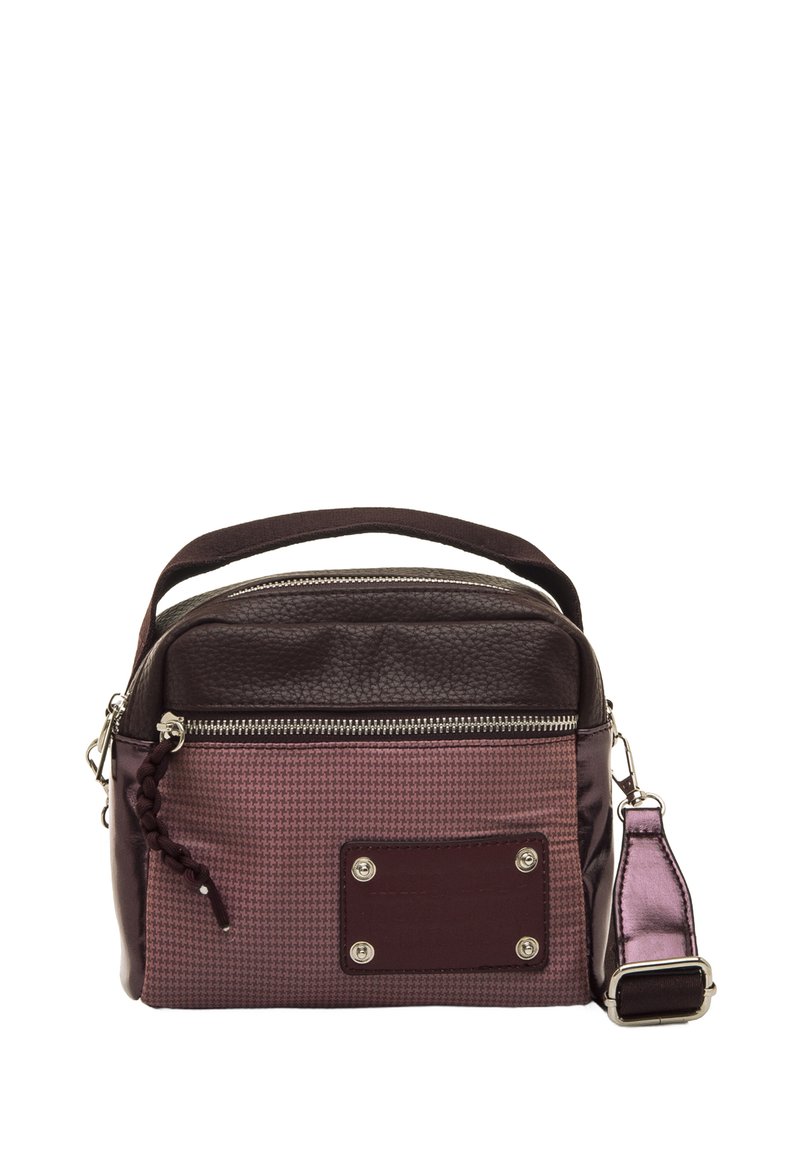 Borsa in pelle marrone e tessuto bordeaux con chiusura a zip, dettaglio intrecciato e tracolla regolabile; presenta un'etichetta rettangolare con finiture in metallo.