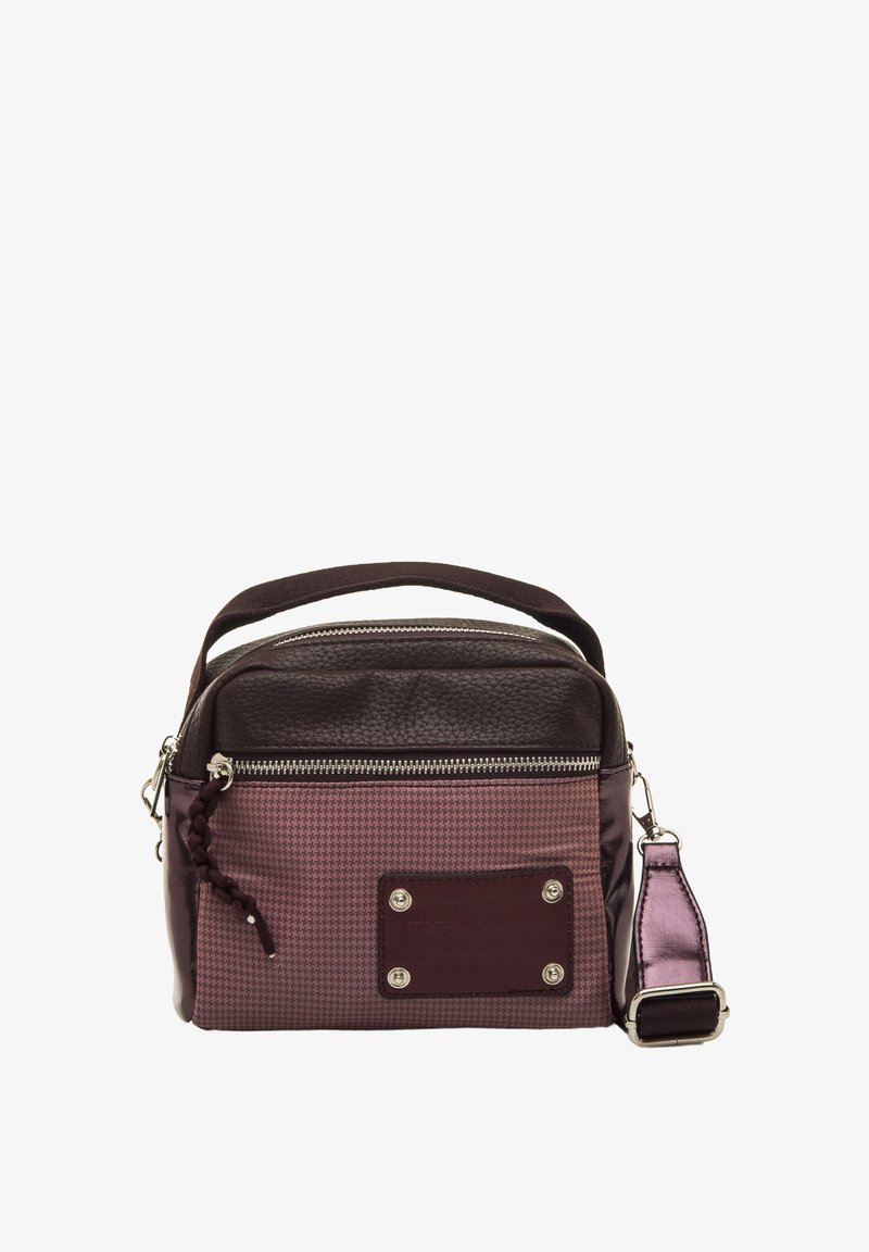 Braune Leder- und burgunderfarbene Stofftasche mit Reißverschluss, geflochtenen Details und verstellbarem Tragegurt; verfügt über ein rechteckiges Patch mit metallischen Akzenten.