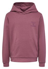 Lila bomullshuvtröja med en framficka, ribbade ärmar och en broderad logotyp på bröstet. Mjuk textur, avslappnad design.