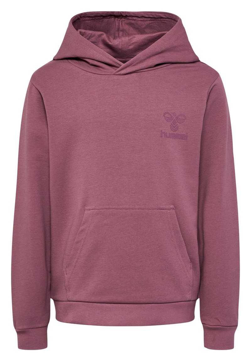 Lila bomullshuvtröja med en framficka, ribbade ärmar och en broderad logotyp på bröstet. Mjuk textur, avslappnad design.