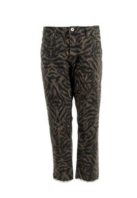 Pantalones vaqueros con estampado animal en negro y marrón, de cintura alta, diseño recto, cinco bolsillos y detalle de dobladillo deshilachado. Fabricados en tela de mezclilla.
