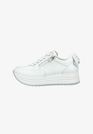 Witte leren sneaker met dikke zool, veters aan de voorkant, ritssluiting aan de zijkant en decoratieve strik bij de hiel, gezien vanaf de buitenkant.