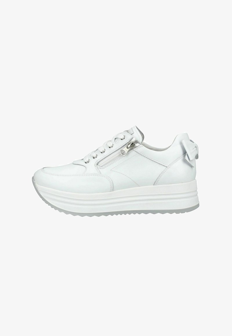 Baskets en cuir blanc avec semelle épaisse, fermeture à lacets à l'avant, fermeture éclair latérale et nœud décoratif au talon, vues du côté extérieur.