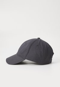 Boné de basebol cinza escuro com aba curvada, feito de tecido com uma textura suave. Apresenta ilhós Costurados e um logótipo na frente.