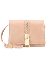 Jasnoróżowa skórzana torebka na ramię z detalem złotego zamka błyskawicznego. Prostokątny kształt, zapięcie na magnes oraz regulowany pasek.