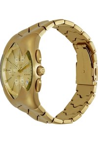 Montre en acier inoxydable doré avec un cadran texturé, trois sous-cadrans, une couronne et un bracelet à maillons flexible. Design de boîtier audacieux et arrondi.