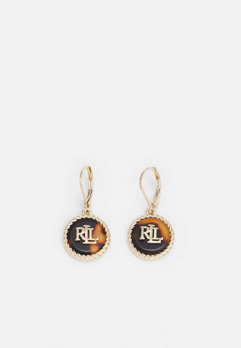 Orecchini a cerchio in tono oro con un design tondo in tartaruga scura e un logo in rilievo al centro. Accenti dorati intrecciati e texturizzati.