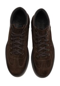 Une paire de chaussures décontractées en suède marron foncé à lacets, avec des cols rembourrés et des semelles en caoutchouc noir, vues de dessus sur un fond blanc.