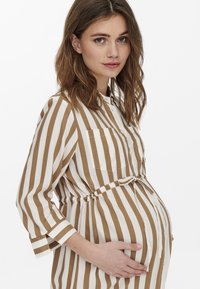 ONLY MATERNITY OLMTAMARI SHIRT DRESS - Tričkové šaty - cloud dancer