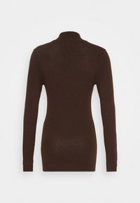Braunes Langarm-Oberteil mit Polokragen, aus feiner Strickqualität, mit tailliertem Schnitt und nahtlosem Rücken. Minimalistisches Design, ohne Muster.