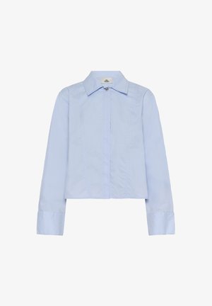 Jasnoniebieska krótka koszula z kołnierzykiem i długimi rękawami. Posiada zapięcie na guziki i pionowe przeszycia. Gładka tekstura tkaniny.