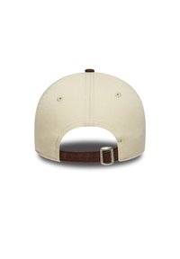 Βαμβακερό καπέλο baseball σε εκρού χρώμα, με καφέ ρυθμιζόμενο λουράκι και κουμπί στην κορυφή. Λείο υλικό με ραφές λεπτομερειών και οπές αερισμού.