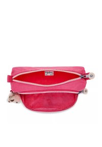 Roze stoffen zakje met een ritsluiting, voorzien van een zachte textuur en binnenvoering. Inclusief een decoratieve hanger en merkembleem.