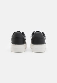 Tommy Jeans RETRO BASKET ESS - Tenisky - black/ecru