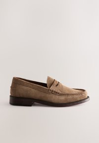 Mocassin en cuir suédé marron avec un petit talon empilé et une bride penny sur le dessus.