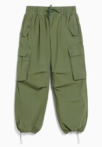 Gröna cargobyxor tillverkade av ett mjukt och lätt tyg. Har elastisk midja med snörning, flera sidofickor och elastiska muddar.