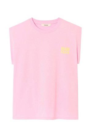 T-shirt rose sans manches avec col rond et petit texte jaune "BRIDE CLUB" sur le côté gauche de la poitrine.