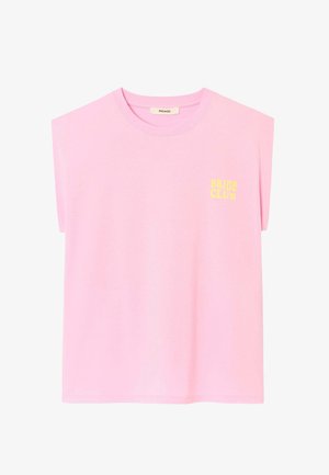 T-shirt rose sans manches avec col rond et petit texte jaune "BRIDE CLUB" sur le côté gauche de la poitrine.