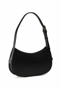 Borsa a tracolla in pelle nera con design curvo, texture granulata, tracolla regolabile e dettagli hardware minimali. Misura circa 30 centimetri di larghezza.