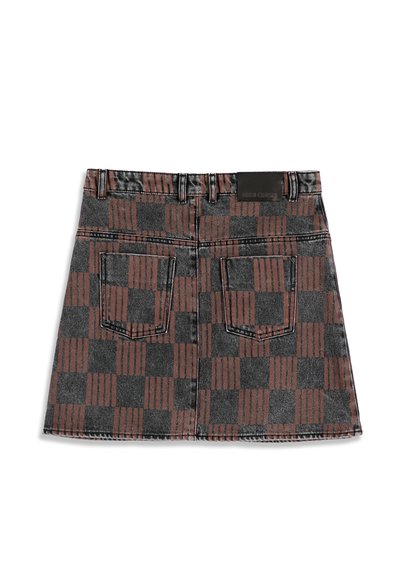 Jupe en jean à carreaux gris foncé et marron avec poches arrière, passants de ceinture et étiquette de marque noire sur la ceinture.