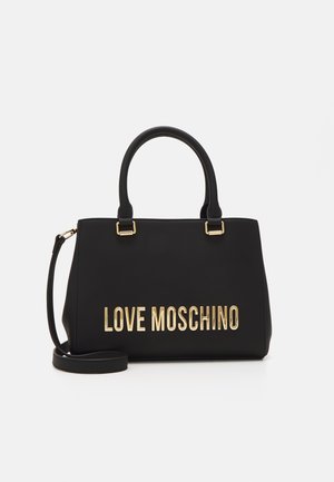 Sac à main noir avec deux anses supérieures et bandoulière amovible, arborant un grand lettrage doré "LOVE MOSCHINO" sur le devant.