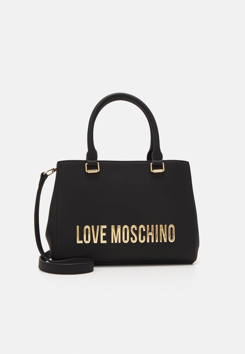 Zwarte handtas met dubbele bovenhandvatten en afneembare schouderriem, met grote gouden letters "LOVE MOSCHINO" aan de voorkant.