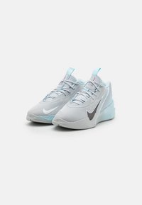 Svijetlosivi atletski tenisice s mrežastim gornjim dijelom, tamnosiva swoosh oznaka, svijetloplavi detalji i teksturirana potplat, dizajnirani za udobnost i potporu.
