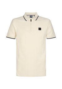 Polo color crema con motivo a rilievo, maniche corte e collo con cerniera. Presenta un logo quadrato nero sul petto e dettagli blu navy.