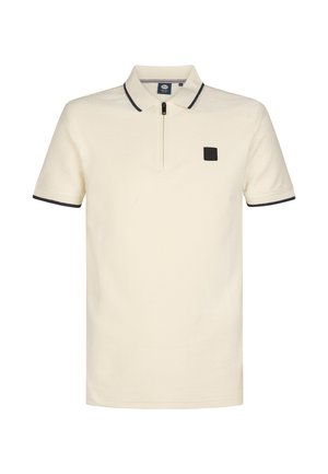 Polo color crema con motivo a rilievo, maniche corte e collo con cerniera. Presenta un logo quadrato nero sul petto e dettagli blu navy.