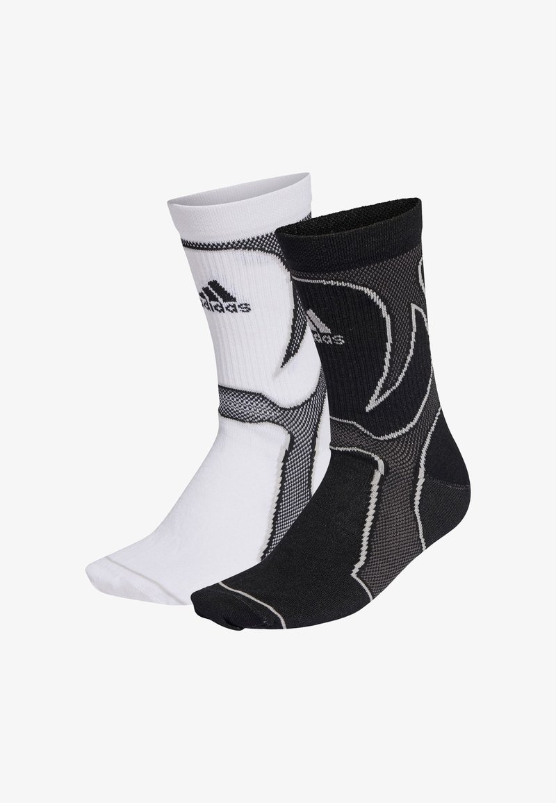 Černé a bílé sportovní ponožky s vroubkovaným lemem, síťovinovými panely a texturovaným materiálem s logem značky na každé ponožce.