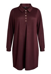 Robe polo bordeaux à manches longues, avec un tissu texturé, un col, et une patte de boutonnage à cinq boutons pour la fermeture. Coupe décontractée.