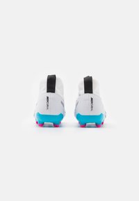 Scarpe da calcio bianche con una texture liscia, caratterizzate da un tallone nero, tacchetti blu e rosa, e il marchio "Mercurial" sul lato.