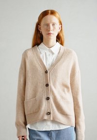 Marc O'Polo CARDIGAN LONGSLEEVE V NECK - Strickjacke - blushed camel