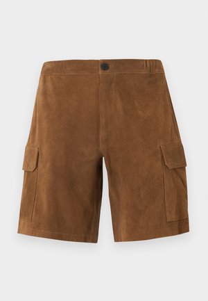 Shorts cargo en daim marron avec fermeture à bouton sur le devant et poches à rabat de chaque côté, sur un fond blanc uni.