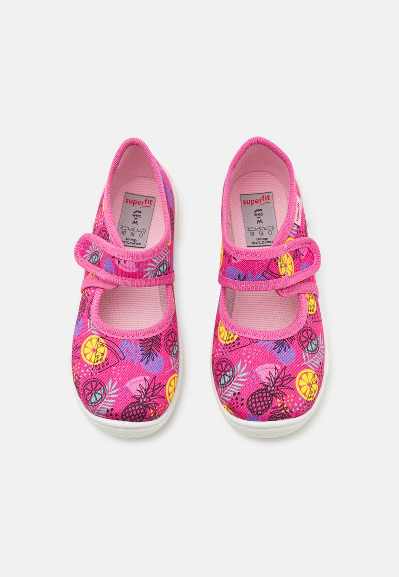 Rosa Leinenschuhe im Mary-Jane-Stil, mit Mustern von Ananas und Zitrusfrüchten, elastischem Riemen und weißen Gummisohlen.