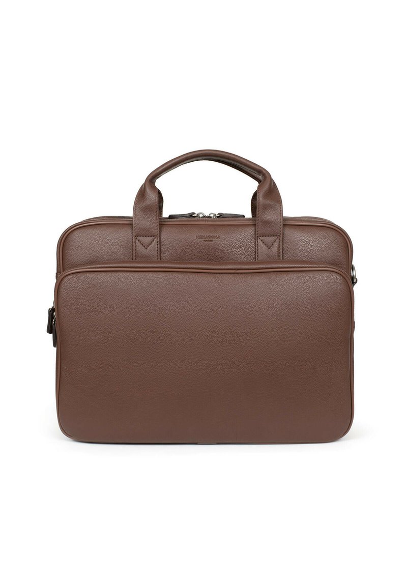 Borsa per laptop in pelle marrone con due manici superiori, un design strutturato e una finitura lucida. Presenta una chiusura con doppia zip e un marchio discreto.