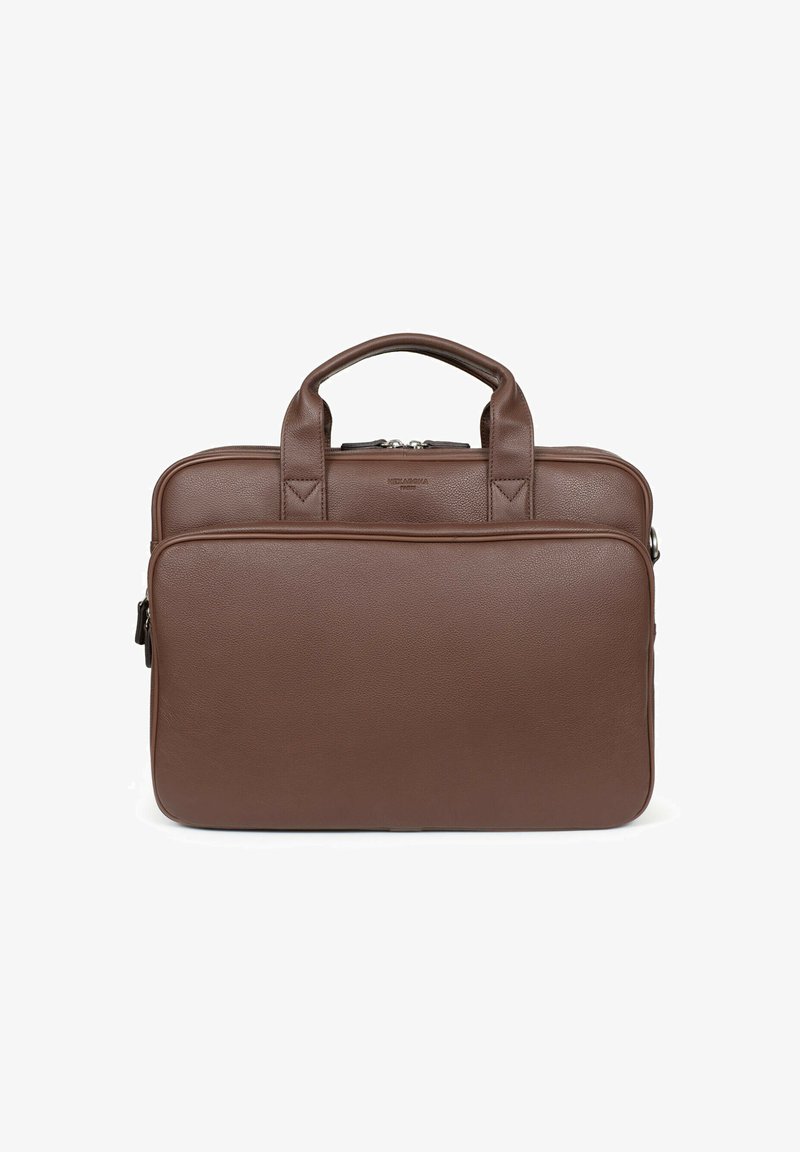 Borsa per laptop in pelle marrone con due manici superiori, un design strutturato e una finitura lucida. Presenta una chiusura con doppia zip e un marchio discreto.