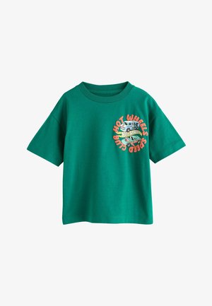 Zelené krátke tričko s okrúhlym výstrihom a farebnými autíčkami Hot Wheels a nápisom „Hot Wheels Speed Club“ na ľavej strane hrudníka.