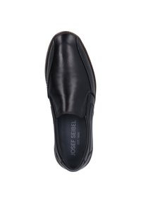Zapato negro de cuero tipo slip-on con un acabado suave, paneles elásticos en los laterales y una punta ligeramente redondeada. Presenta una suela de goma marrón con detalles de costura.