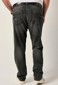 Jeans gris oscuro con un diseño de pierna recta, que cuentan con bolsillos traseros y un cinturón negro. La tela tiene un acabado ligeramente texturizado.