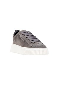 Sneaker in suede grigio con punta arrotondata, suola piatta in gomma bianca e lacci grigi. Presenta un pannello laterale texturizzato e un dettaglio di branding minimale.