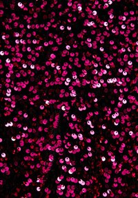 Paiete roz și roșii într-un model pe un fundal de țesătură neagră. Paietele variază ușor în dimensiune și sunt reflectorizante, creând un aspect texturat.