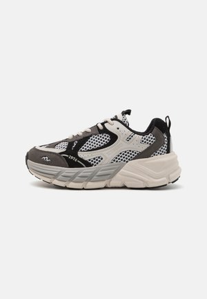 Baskets noires et grises avec un matériau en maille, une semelle rembourrée et des accents contrastants. Comprend des lacets et un col rembourré pour un soutien.