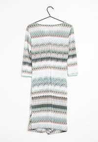 Langärmliges, mehrfarbiges Kleid mit einem geometrischen Muster aus Grün-, Blau- und Koralltönen. Glatter Stoff mit weitem Ausschnitt und seitlichen Schlitzen.