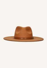 Tan hoed met een brede rand en een ingeknepen kroon, verfraaid met een bruine leren band. Vloeiende textuur, ronde vorm en gelijkmatige randbreedte.