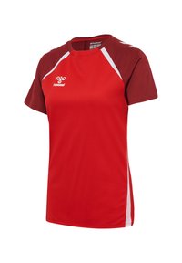 T-shirt de sport rouge à manches courtes, avec des accents blancs et un col rond. Fabriqué en tissu doux et respirant; dispose d'un logo sur la poitrine.