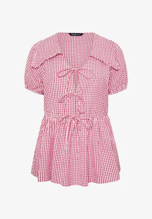 Rood-witte geruite blouse met pofmouwen, grote kraag, voorstrikjes en een geplooide peplumzoom in de taille.