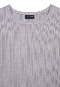 Maglione grigio a coste con scollatura rotonda e una sottile trama. Presenta un'etichetta nera con "CALLIOPE" al collo.